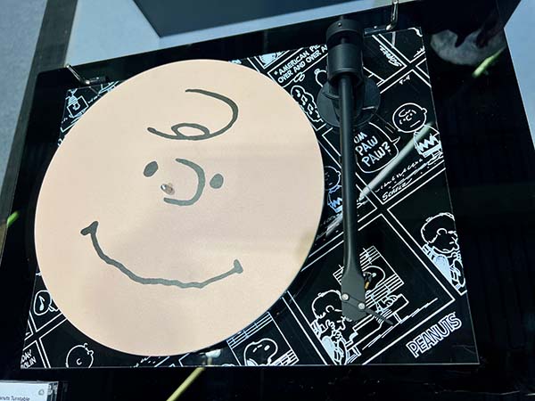  060625.apmunich.Pro-Ject Peanutsturntable.jpg